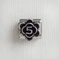 Détail d'un charm italien avec motif floral, numéro cinq et finition en argent antique - Fleur
