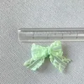 Vue détaillée d'un nœud en résille vert clair de 2,5 cm pour bricolage et accessoires - Vert clair