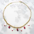 Collana dorata a catena con ciondoli a fragola rossa e dischi bianchi in madreperla - Collana al Pomodoro