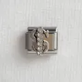 Vue macro d'un lien de bracelet italien en acier inoxydable avec signe dollar serti de cristaux - Dollar