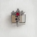 Détail macro du charm italien avec croix gothique, ailes et strass rouge étincelant - Style de Croix 4