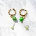 Gouden oorringen met groene aardbei bedel en witte schelp hanger voor dames - Groen Fruit Oorbellen