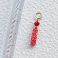 Makro-Detail des roten Acryl-Anhängers mit Maßangabe der Größe von 2,5 cm - Roter rechteckiger Anhänger in Steinoptik (10)