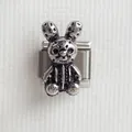 Détail macro d'un charm lapin argenté vintage pour bracelets modulables italiens - Style Lapin 1