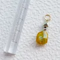 Detailansicht des handgefertigten Acryl-Anhängers mit Goldring und gelber facettierter Perle - Gelber gemusterter facettierter Anhänger (11)