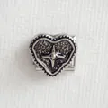 Vue macro détaillée du charm italien en forme de cœur avec motif étoile rétro - Style Cœur 1