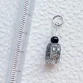 Makroaufnahme eines geometrischen Acryl-Anhängers mit Lineal zur Anzeige der 3cm Größe - Schwarzer Goldfolien-Anhänger aus klarem Harz (12)