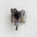 Vue macro d'un charm en acier avec pierre précieuse cœur noir et design en métal fluide - Style Cœur 2