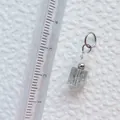 Detailansicht DIY Acrylwürfel Anhänger mit Lineal zur Größenmessung am Produkt - Klarer Anhänger in Eiswürfeloptik (13)