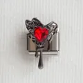 Détail du charm italien avec texture lave noire et cristal de cœur rouge facetté - Style Cœur 3