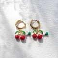 Gouden oorringen met schattige 3D kersenhangers en witte hartvormige bedels - Kersen oorbellen
