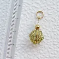 Makroaufnahme eines 2,5 cm olivgrünen Acrylanhängers mit facettierter Perle und Goldring - Olivgrüner strukturierter Perlenanhänger (15)