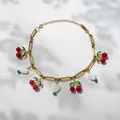 Gouden bedelketting met rode kersen hangers en witte schelpen hartjes voor dames - Kersen Armband