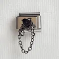 Détail macro du charm italien avec pierre cœur noire et frange de chaîne gothique - Style Cœur 6