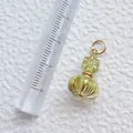 Nahaufnahme eines 20 mm hellgrünen Acryl-Blumenanhängers mit goldener Metallöse - Hellgrüner gerippter Blumenanhänger (16)