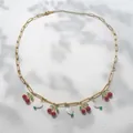 Gouden schakelketting met rode kersenbedels en witte hartjes hangers in frisse zomerstijl - Kersen Ketting