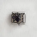 Détail macro d'un charm italien avec toile d'araignée gothique et pierre noire sertie - Toile d’araignée