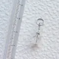 Detailansicht eines geometrischen Acrylanhängers mit Größenangabe auf weißem Hintergrund - Quadratischer Anhänger mit klarer Riss-Struktur (29)