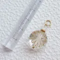 Detailansicht eines Glaskugel-Anhängers mit Goldblumen-Inlay und einem Messlineal dazu - Anhänger mit klarer Rundperle und goldenen Blütenblättern (30)