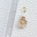 Detail eines 2 cm Acryl-Blumenanhängers mit Goldring und weißer Perlenmessung - Weiß-goldener Gänseblümchen-Kugelanhänger (31)