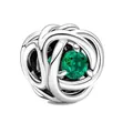 Dettaglio charm in argento con design intrecciato e pietra portafortuna verde incastonata - Stile Verde Chiaro (6)