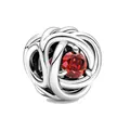 Primo piano dettagliato di un charm a nodo d'argento con zircone rosso centrale - Stile Rosso (9)