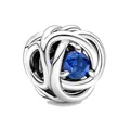 Dettaglio ravvicinato di un charm a nodo in lega con cristallo blu scuro incastonato - Stile Blu Notte (12)