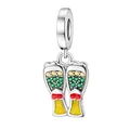 Silberner Charm mit Saftbechern, bunten Edelsteinen und roten Emaille-Herzen - Bier- und Getränkebecher-Stil