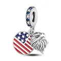 Dettaglio charm con bandiera americana smaltata e pendente testa di aquila in argento - Stile Bandiera USA e Aquila