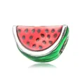 Makroaufnahme eines Wassermelonen-Anhängers mit roter Emaille und grüner Schale für DIY-Schmuck - Wassermelonenform