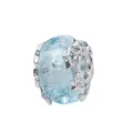 Makroaufnahme einer hellblauen Glasperle mit filigranem Silber-Schneeflocken-Anhänger - Himmelblau Eisrissen