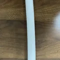 Bande d'étanchéité en mousse EPE blanche sur fond de bois sombre pour emballage - Tige de Protection en Éponge Blanche / 1m