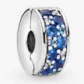 Macro-opname van zilveren clip-bedel met blauwe zirkonia en fijne sieradendetails - Zilver Blauwe Tonen Pavé Stijl (6)