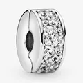 Detailopname van een zilveren clip-bedel met micro-gepaviseerde zirkoniasteentjes - Zilver Helder Pavé Stijl (5)