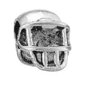 Détail macro du charm casque de football américain en argent rétro avec fini oxydé - Style de Casque de Rugby Vintage