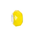 Vue macro d'une perle en acrylique facettée jaune vif avec un insert central en métal argent - Jaune