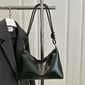 Retro dark green shoulder bag in faux leather with knot detail and gold zipper - Green