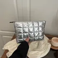 Pochette matelassée argentée pour femme avec texture métallique et zip noir élégant - Argent