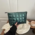 Pochette matelassée vert foncé métallisé avec motif damier et fermeture éclair - Vert