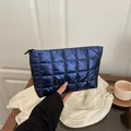 Pochette matelassée bleu foncé imperméable avec design bouffant moderne et fermeture éclair - Bleu