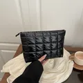 Pochette noire matelassée élégante en tissu imperméable brillant pour femmes - Noir