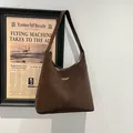 Grande borsa tote vintage in finta pelle scamosciata marrone con scritta dorata e tracolla - Marrone