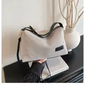 Schultertasche aus gewebtem Canvas in Haferflocken-Optik mit schwarzem Lederbesatz - Schwarz