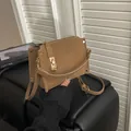 Piccola borsa a tracolla chic in pelle marrone con chiusura dorata e tracolla - Marrone