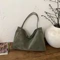 Grande borsa tote in pelle scamosciata verde scuro con struttura triangolare minimalista - Verde Senza Pendente