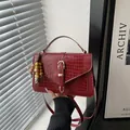 Sac bandoulière rouge foncé effet croco avec boucle dorée et breloque en perles - Rouge (Avec Pendentif)