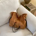 Braune Shopper-Tasche aus Wildlederimitat mit Kettenriemen und Kordelzug-Details - Ohne Anhänger / Braun