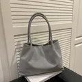 Borsa tote grigia minimalista in pelle opaca con un elegante design morbido e spalline lunghe - Grigio