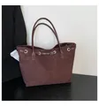 Dettaglio della borsa tote in pelle scamosciata marrone scuro con superficie testurizzata - caffè
