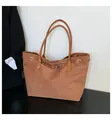Dettaglio macro della borsa tote in pelle scamosciata marrone con manici in pelle - Marrone